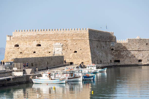 iates e ferry boat no porto de heraklion. panorâmica e vista superior. ilha de creta, grécia - cruise ship business retail freight transportation - fotografias e filmes do acervo