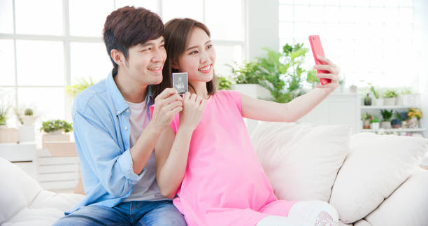 paar video-chat mit smartphone - human pregnancy telephone ultrasound family stock-fotos und bilder