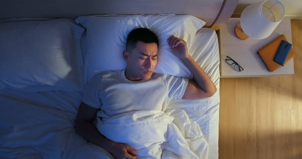 アジアの男性は不眠症を持っています - 不眠症 日本人 ストックフォトと画像