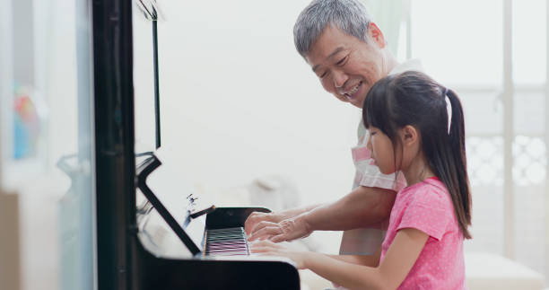 dziadek uczyć dziewczynę grać na fortepianie - skill piano music child zdjęcia i obrazy z banku zdjęć