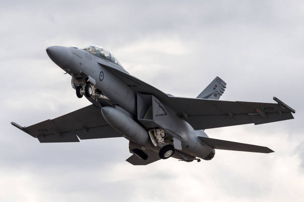 royal australian air force (raaf) boeing f/a-18f super hornet taking off from avalon airport. - f/a 18 imagens e fotografias de stock