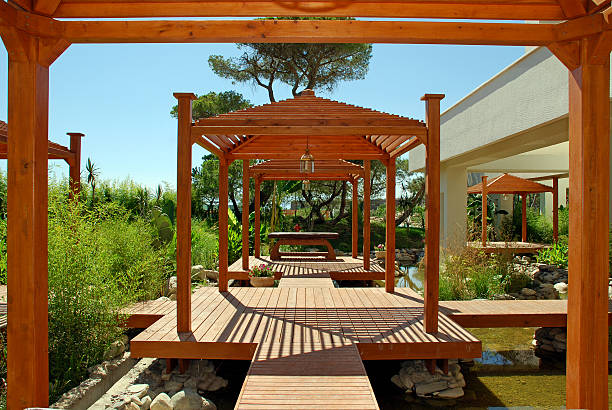 pavilhão, deck de madeira e plantas tropicais no resort de verão - garden feature - fotografias e filmes do acervo