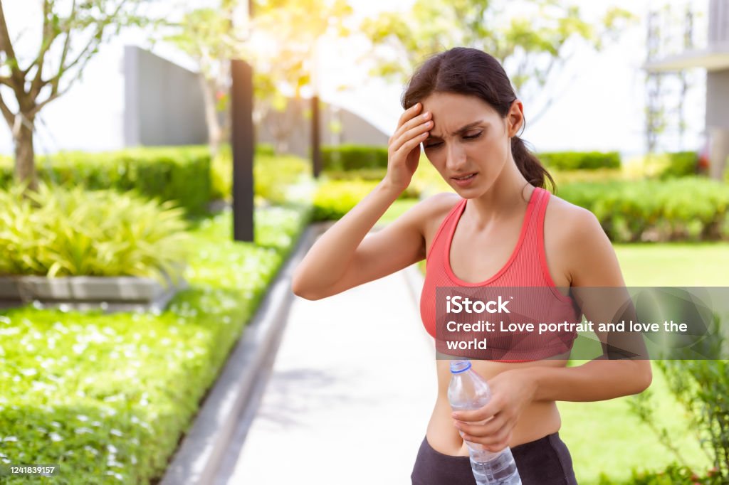 Người Phụ Nữ Thể Thao Khát Nước Mất Nước Trong Thời Tiết Nóng Mất Nước Quá Nóng Khát Nước Say Nắng Khái Niệm Chăm Sóc Sức Khỏe Với Cô Gái Trong Ngày