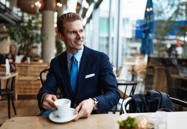 empresario en traje completo en café, planificando el día por delante - mid adult men smart casual white happiness fotografías e imágenes de stock