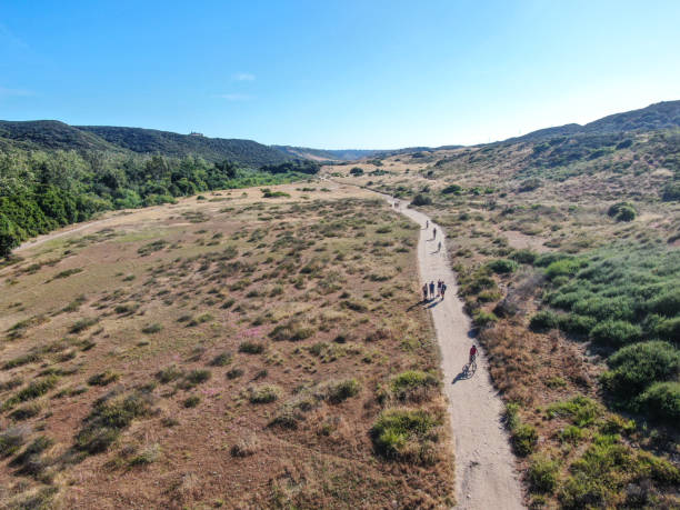 vista aérea do los penasquitos canyon preserve com turistas e caminhantes nas trilhas, san diego - hiking mountain dirt scenics - fotografias e filmes do acervo