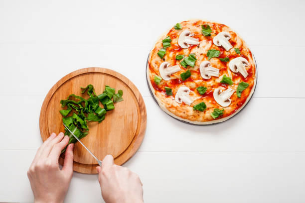 making pizza - pizza sauces chef making imagens e fotografias de stock