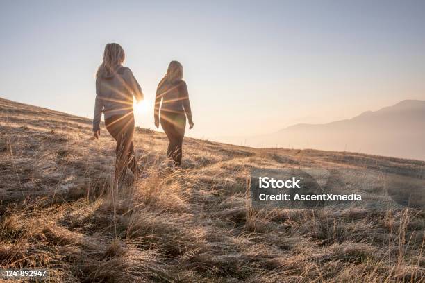 Wanderinnen Wandern Bei Sonnenaufgang Auf Der Graswiese Stockfoto und mehr Bilder von Natur