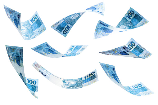 billetes de 100 reales de Brasil cayendo sobre fondo blanco aislado. Gran premio, lotería o concepto de riqueza. photo