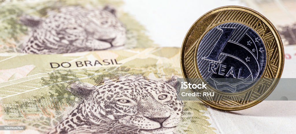 50 Reales Factura Con Una Moneda Real Onza Brasileña Impresa Con 1 Moneda  Real Concepto De Economía De Brasil Foto de stock y más banco de imágenes  de Actividades bancarias - iStock