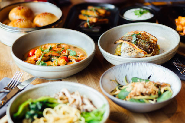 vista de ángulo alto de la mezcla de asia sudoriental, comida asiática típica - sudoriental fotografías e imágenes de stock