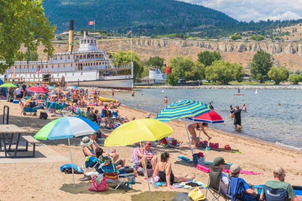 여름에 사람들로 붐비는 펜티턴의 오카나간 비치 - okanagan penticton lake okanagan lake 뉴스 사진 이미지