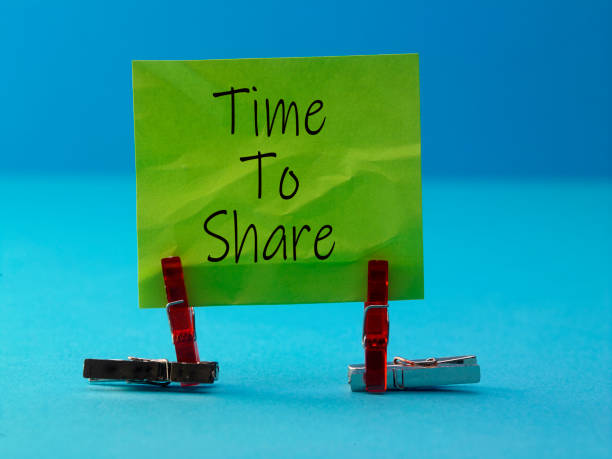 note with single word time to share - adhesive note note pad clothespin reminder imagens e fotografias de stock