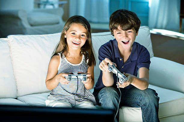 bambini che giocano giochi a casa - video game family child playful foto e immagini stock