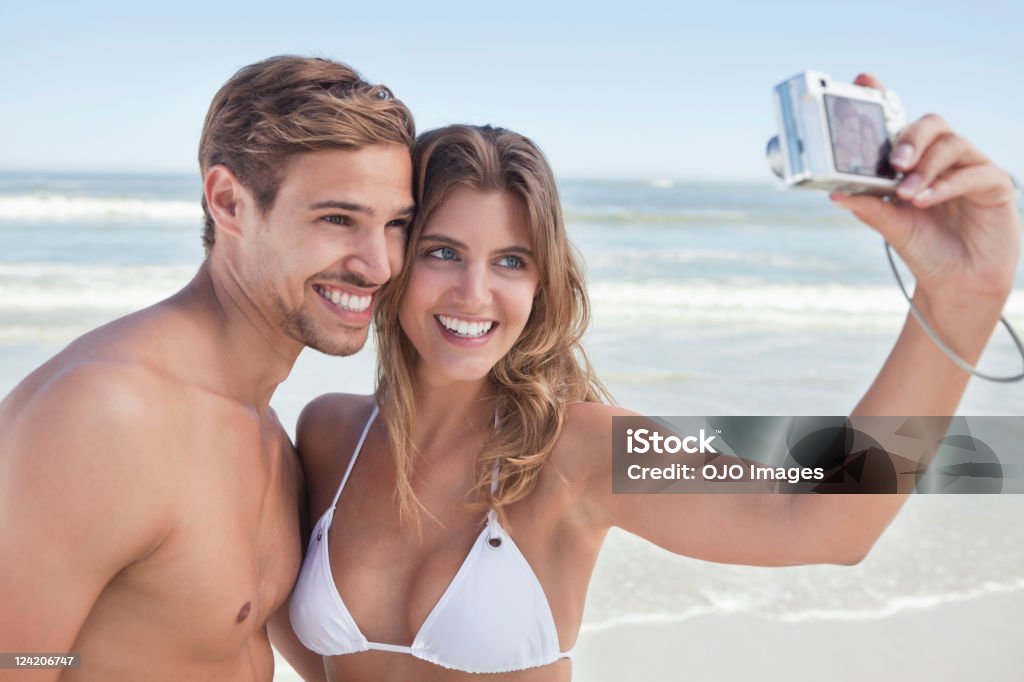 Hermosa Pareja joven tomar autorretrato en la playa - Foto de stock de Autofoto libre de derechos