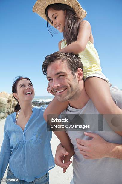 家族を運ぶ女性の肩に父 - 肩に乗せるのストックフォトや画像を多数ご用意 - 肩に乗せる, ガールフレンド, 30-34歳