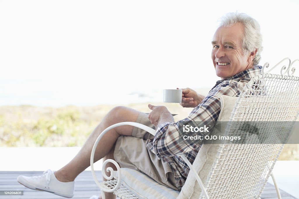笑顔の老人男性が一杯のお茶にポーチ - 1人のロイヤリティフリーストックフォト