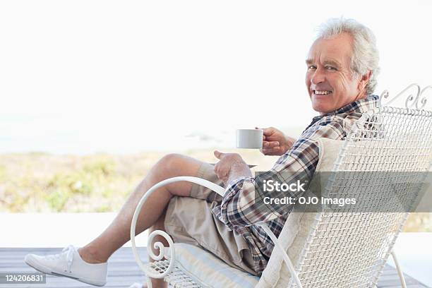 笑顔の老人男性が一杯のお茶にポーチ - 1人のストックフォトや画像を多数ご用意 - 1人, 60-64歳, アクティブシニア