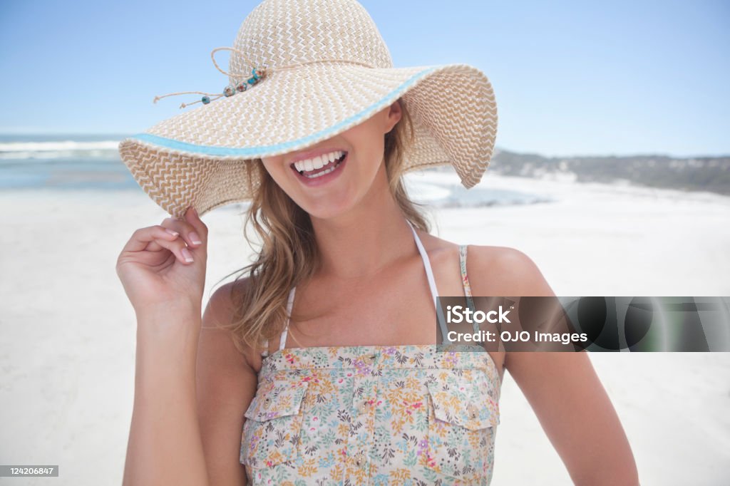 Alegre mujer joven sonriendo en la playa - Foto de stock de 20-24 años libre de derechos