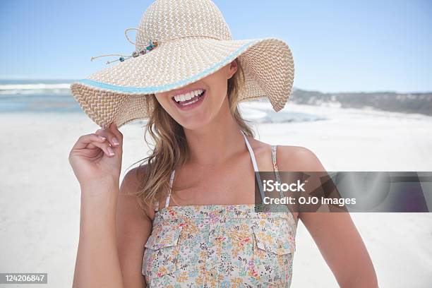 Alegre Mujer Joven Sonriendo En La Playa Foto de stock y más banco de imágenes de 20-24 años - 20-24 años, Adulto, Adulto joven
