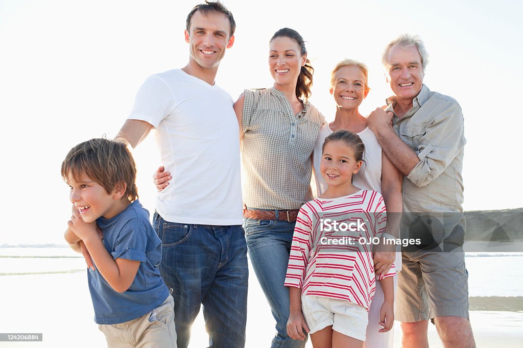 Retrato de uma família sorridente na praia - Foto de stock de Família royalty-free