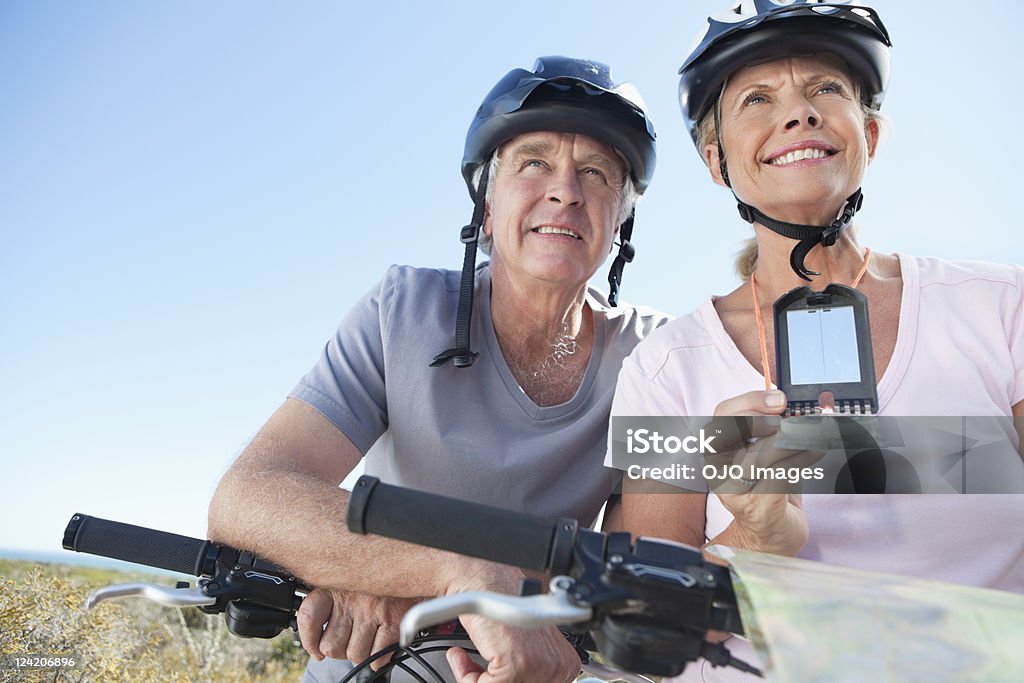 Glückliche Ältere Frau Mountainbiken mit Mann mit GPS - Lizenzfrei Mountainbiking Stock-Foto
