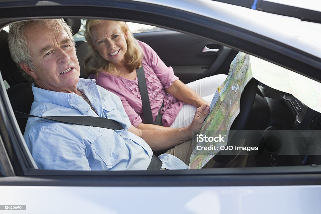 Confus homme senior avec femme consultant carte pour la direction - Photo de Conduire libre de droits