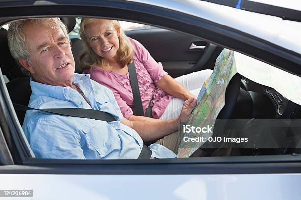 Photo libre de droit de Confus Homme Senior Avec Femme Consultant Carte Pour La Direction banque d'images et plus d'images libres de droit de Conduire