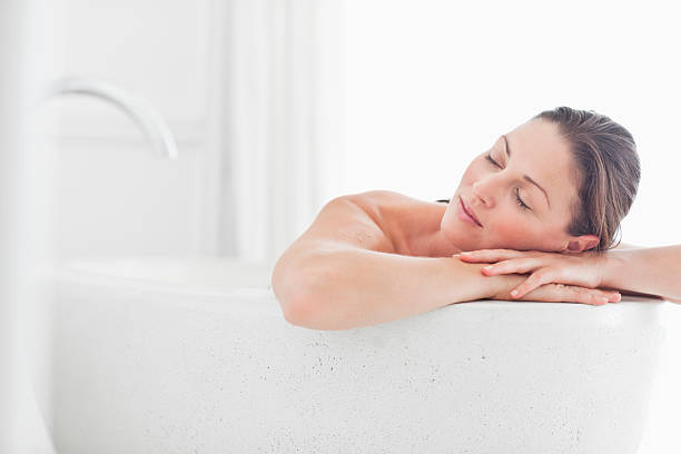 nahaufnahme einer schönen mitte erwachsene frau entspannung in - relaxation women bathtub bathroom stock-fotos und bilder