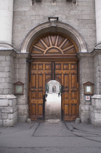 Main entrance to Trinity College Dublin. The oldest and most widely known university in Irelands. This is the breeding place of classical authors, politicians en leaders of the world.