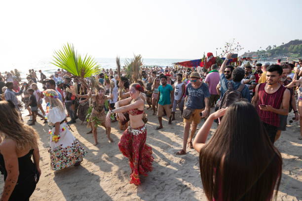 die menschen nehmen an jährlichen strandkarneval in arambol, goa, indien. - india indian culture traditional culture dancing stock-fotos und bilder