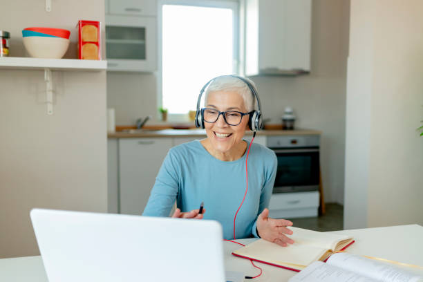 è tutto nel fare le connessioni corrette - working at home headset telecommuting computer foto e immagini stock