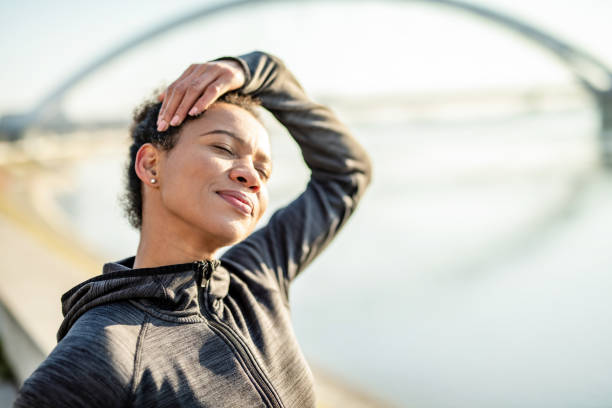 femme athlétique faisant des exercices relaxants d’étirement. - cou photos et images de collection