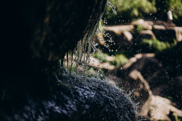 小さな自然の滝。国立公園の洞窟の滝。水と洞窟。 - natural phenomenon waterfall rock tranquil scene ストックフォトと画像