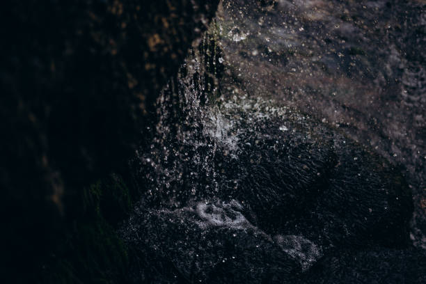 小さな自然の滝。国立公園の洞窟の滝。水と洞窟。 - natural phenomenon waterfall rock tranquil scene ストックフォトと画像