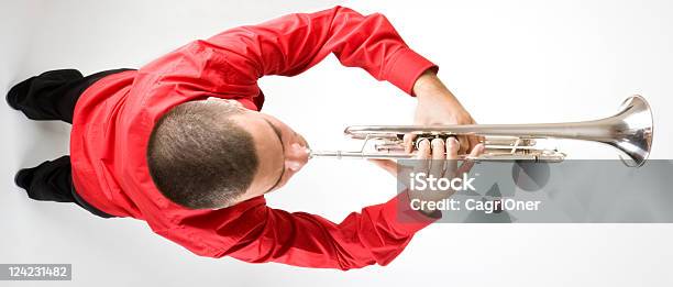 Музыкальная Трубапроигрыватель — стоковые фотографии и другие картинки Музыкальная труба - Музыкальная труба, Белый фон, Верхний ракурс