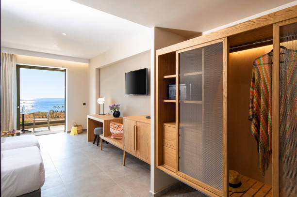 mobili armadio in legno in bianco in moderno stile minimalista interno della camera d'albergo doppia con terrazza aperta vista mare - closet hotel door contemporary foto e immagini stock