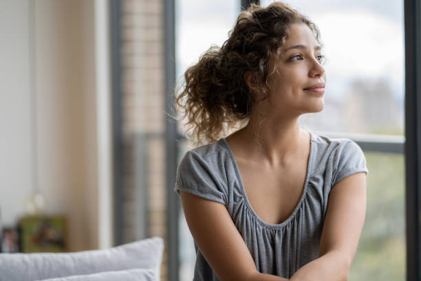 検疫中の自宅で思慮深い女性の肖像画 - pensive ストックフォトと画像