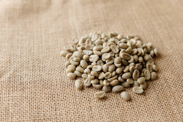 エチオピア産の新鮮なコーヒー豆 - coffee bean cafe burlap sack burlap ストックフォトと画像