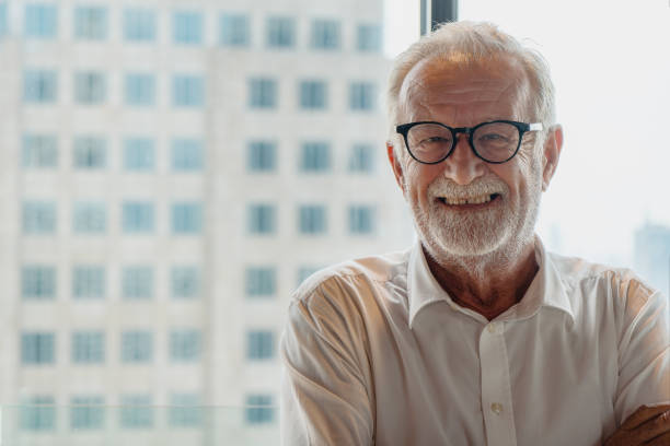 portret starszego biznesmena noszącego okulary w garniturze biznesowym - old human face men ceo zdjęcia i obrazy z banku zdjęć