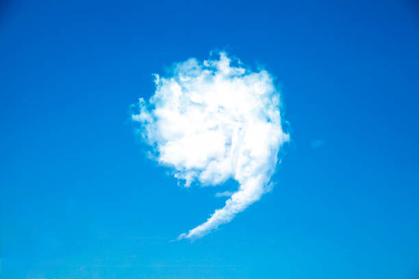 cloud creative white cloud und komma isoliert vom himmelshintergrund - 3d-illustration von symbolen - komma stock-fotos und bilder