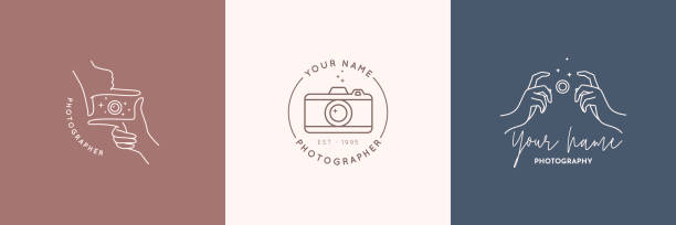 illustrazioni stock, clip art, cartoni animati e icone di tendenza di emblema lineare del fotografo. le mani delle donne tengono l'otturatore della fotocamera. badge vettoriale per uno studio fotografico - photographer