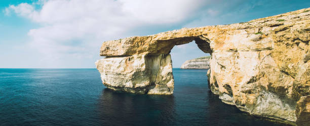 la mundialmente famosa ventana de azure en las islas gozo malta - gozo malta natural arch natural phenomenon fotografías e imágenes de stock