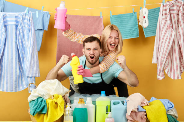 femme et homme criant de bonheur, fou et criant avec les mains levées - washing hair photos et images de collection