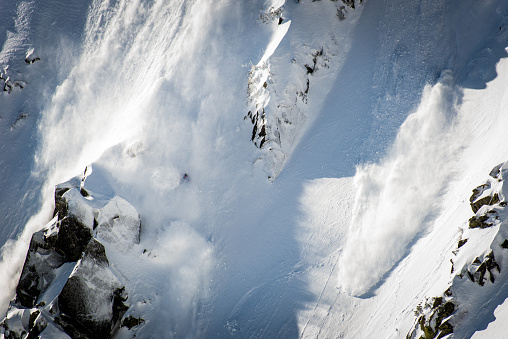 Snowboarder, esquiador atrapado en la avalancha de nieve photo