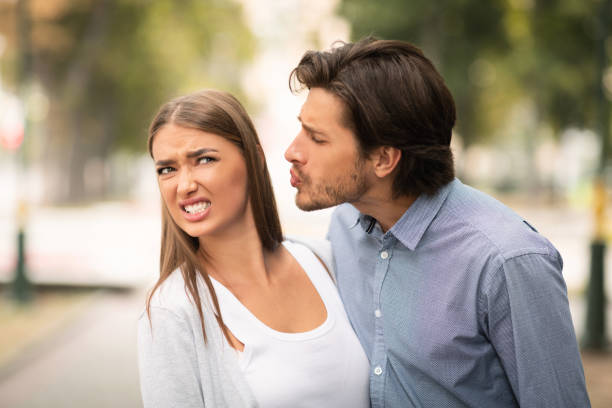 chica rechazando besar a un chico en una cita sin éxito caminando fuera - offense fotografías e imágenes de stock