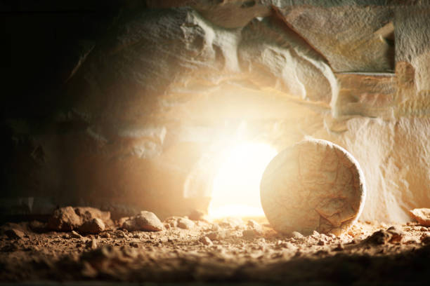 tomba vuota di gesù cristo con la luce. nato per morire, nato per crescere. "non è qui è risorto". salvatore, messia, redentore, vangelo. vivo. concetto pasquale cristiano. risurrezione di gesù cristo. miracolo - tomb jesus christ easter resurrection foto e immagini stock