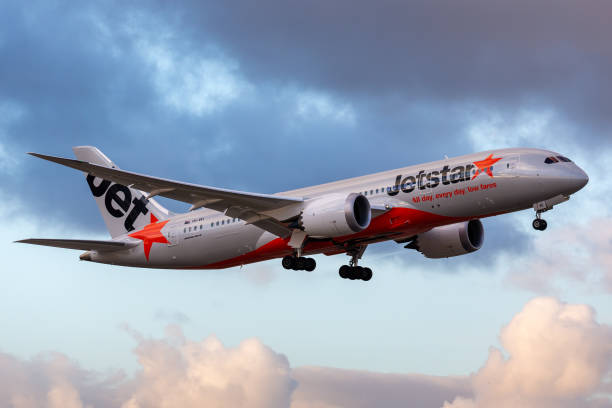 jetstar fliegt boeing 787-8 bei der landung am flughafen melbourne. - cockpit airplane commercial airplane boeing stock-fotos und bilder