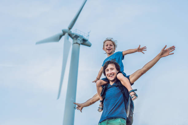 아들을 어깨에 짊어지고 풍차처럼 팔을 흔드는 아버지 - engineer wind turbine alternative energy energy 뉴스 사진 이미지