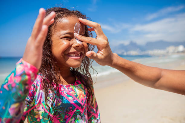 pequeño surfista en la playa - surfing beach family father fotografías e imágenes de stock