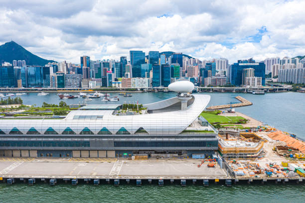 kai tak cruise terminal w hong kongu z widoku drona - airport angle architecture blue zdjęcia i obrazy z banku zdjęć